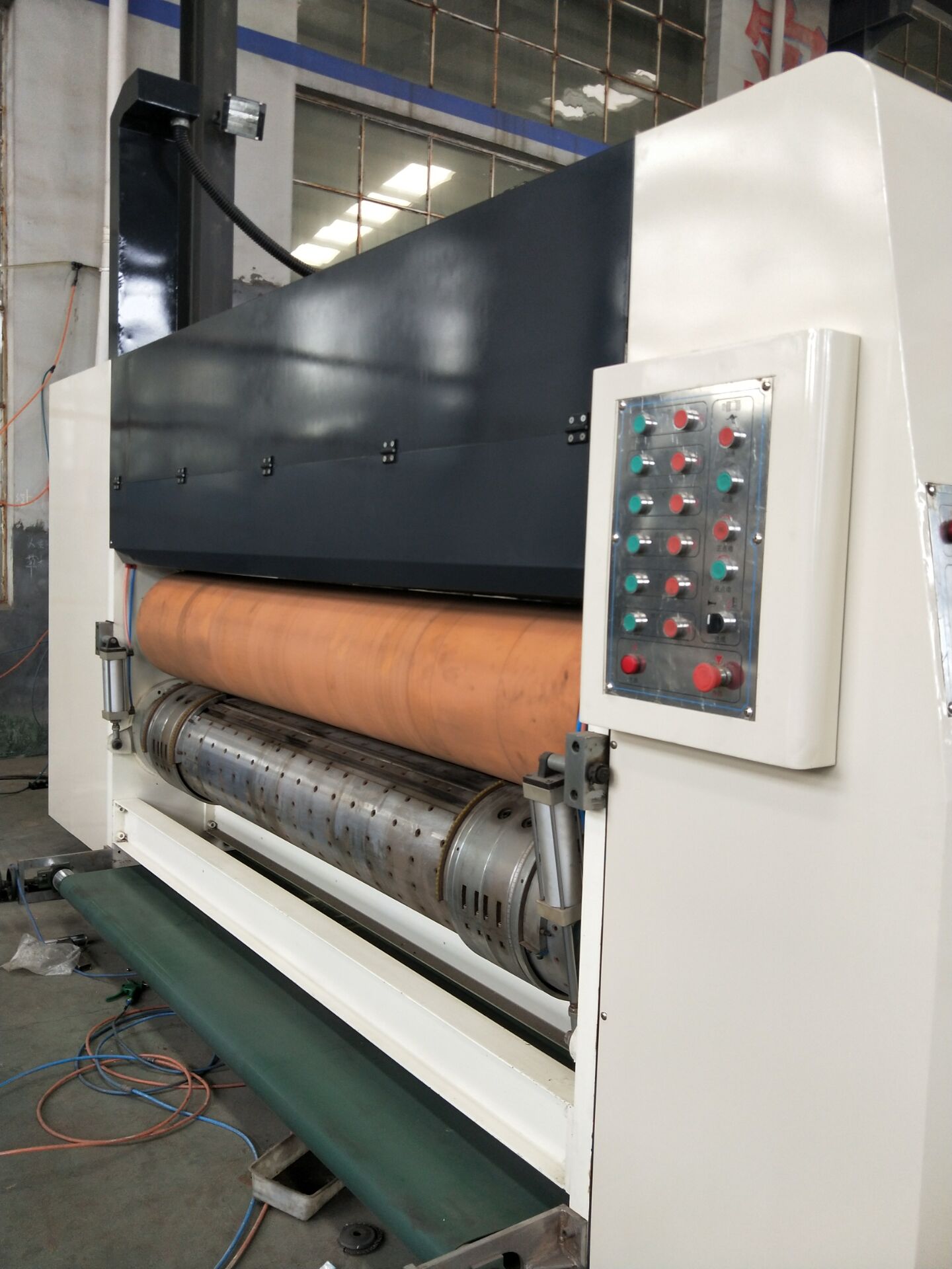 Corrugated cardboard carton rotary die cutting machine